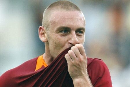 Daniele De Rossi bacia la maglia della Roma